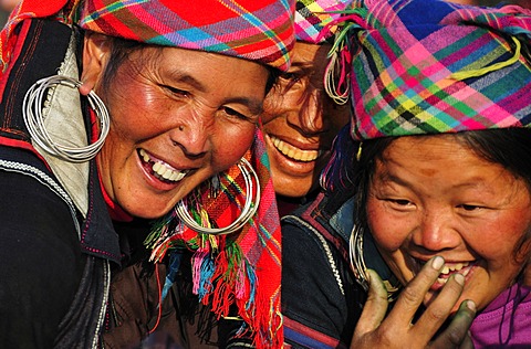 Women from the Black Hmong ethnic minority group at the market of Sapa or Sa Pa, northern Vietnam, Vietnam, Asia