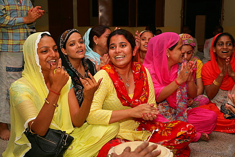 Women, group picture during a wedding, Sufi shrine, Bareilly, Uttar Pradesh, India, Asia