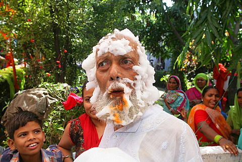 Old man, Sadhu, itinerant monk during a wedding ceremony, Sufi shrine, Bareilly, Uttar Pradesh, India, South Asia