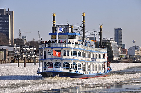 Steamship in the port of Hamburg in the winter, Hamburg, Germany, Europe