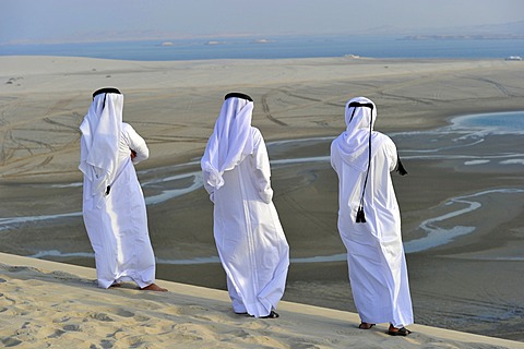 Qatari in traditional clothing with gutra, in front of Khor Al Udeid Beach, Khor El Deid, Inland Sea, desert miracle of Qatar, Emirate of Qatar, Persian Gulf, Middle East, Asia