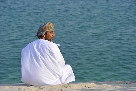 Arab in front of Khor Al Udeid Beach, Khor El Deid, Inland Sea, desert miracle of Qatar, Emirate of Qatar, Persian Gulf, Middle East, Asia