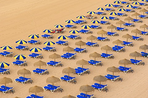 Sunloungers and sunshades, Albufeira, Praia Dos Pescadores, Algarve, Portugal, Europe