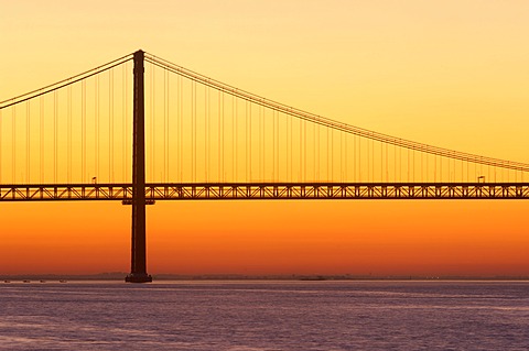 25 de Abril Bridge, Ponte 25 de Abril, 25th of April Bridge, at dawn, River tagus, Tejo River, Lisbon, Portugal, Europe