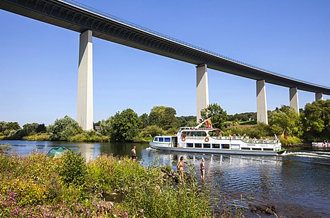 A Weisse Flotte excursion boat from Muelheim, Ruhr valley between Essen-Kettwig and Muelheim an der Ruhr, Ruhrtalbruecke bridge, a motorway bridge across the Ruhr valley, A 52 motorway near Mintard district, Muelheim an der Ruhr, North Rhine-Westphalia, G