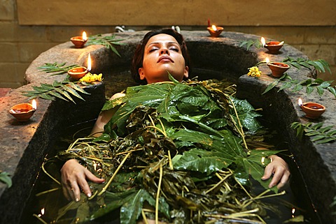 LKA, Sri Lanka : Siddhalepa Ayurveda Resort, ayurvedic herbal bath.