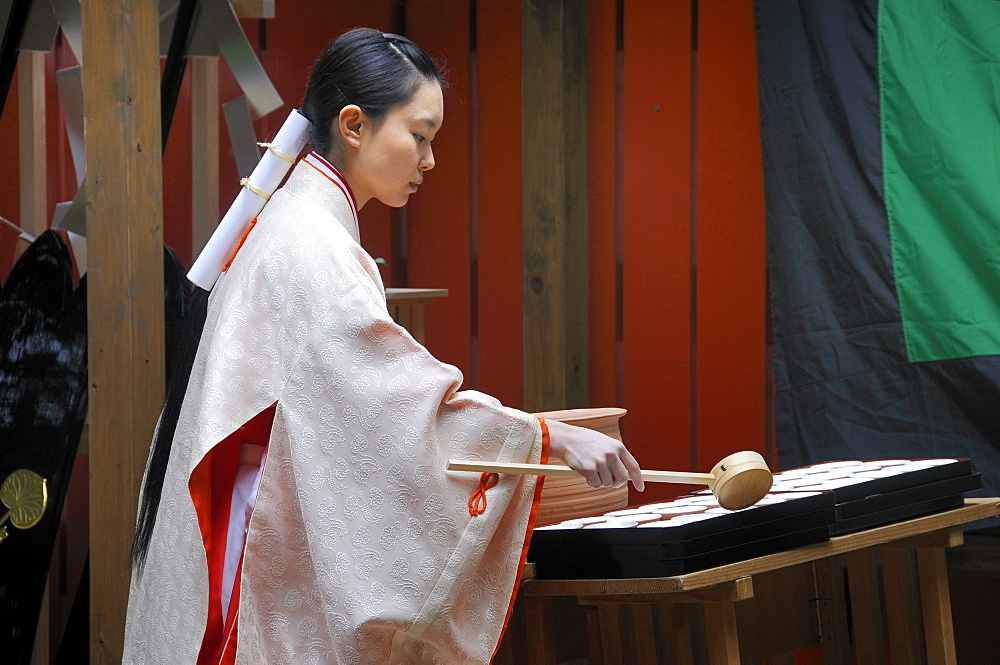 Shrine maiden handing out holy sake, rice wine, for the participants of the procession from the Shimogamo shrine to the Mikage shrine, Kyoto, Japan, Asia