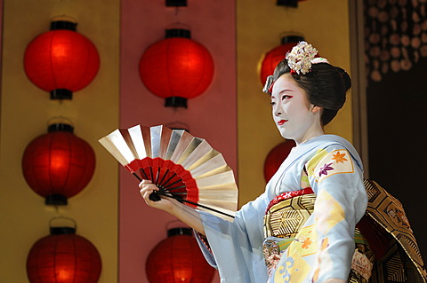 Miyako-Odori, Maiko dance by a Geisha candidate in spring, Gion District, Kyoto, Japan, Asia