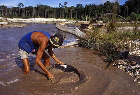 Man panning for gold, IcabarÃº, Gran Sabana, Venezuela, South America