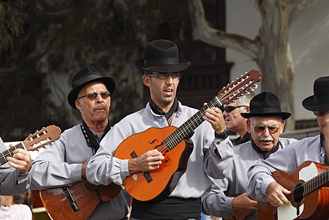 Traditional folk music during the Sunday market, Teguise, Lanzarote, Canary Islands, Spain, Europe