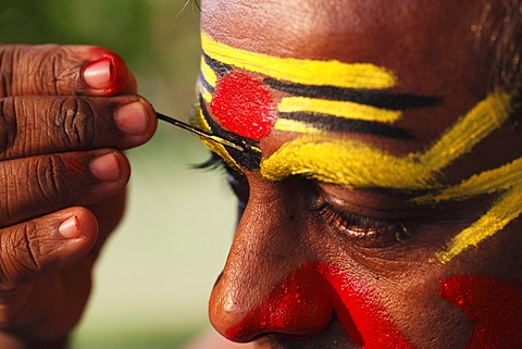 Kathakali dancer doing his make up, Chuvanna Thaadi mask, Kerala, southern India, Asia