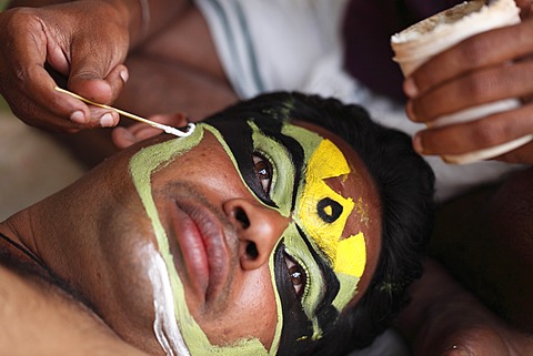 Kathakali dancer getting his make up done, Pachcha character, Kerala, India, Asia