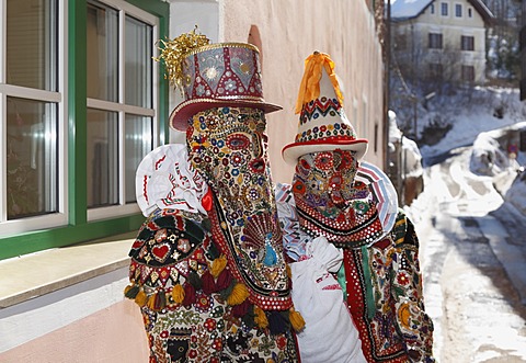 Pair wearing Flinserl costumes, spring figures of the Ausseer carnival, Carnival in Bad Aussee, Ausseerland, Salzkammergut, Styria, Austria, Europe, PublicGround