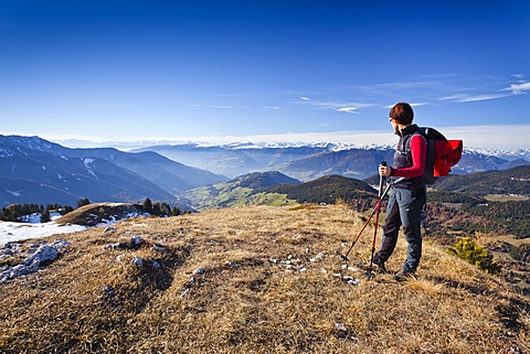 Mountain climber on the Herrensteig climbing route, Kofelwiesen alpine meadows, looking into the valley of Valle di Funes, Alto Adige, Italy, Europe