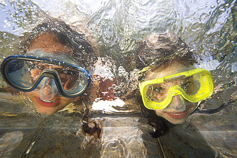 Children are diving in a swimming-pool