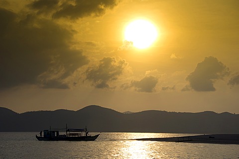 Banka, a traditional Filipino outrigger boat, anchored off the beach in the evening light, Busuanga, Philippines, Asia