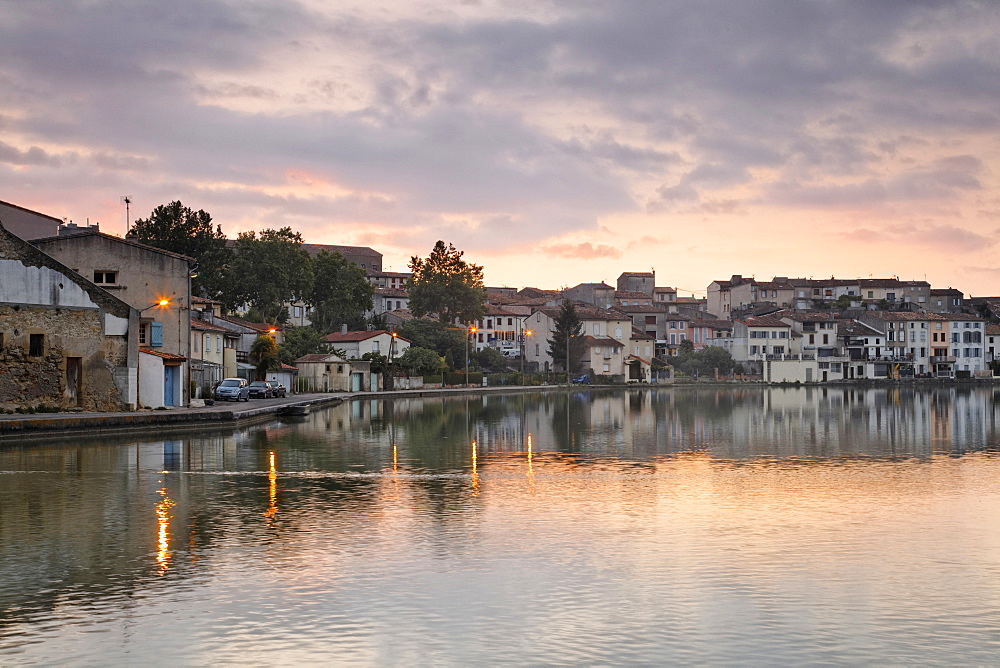 Canal du Midi in Castelnaudary, large artificial basin, 7ha, built 1656-1681, Carcassonne, Languedoc-Roussillon, Aude, France, Europe