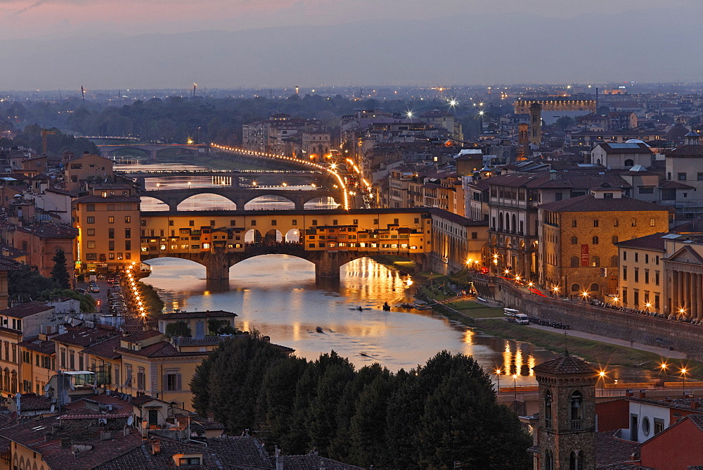 Evening on the Piazzale Michelangolo, overlooking the old town with the Arno River and Ponte Vecchio bridge, Florence, Province of Florence, Tuscany, Italy, Europe