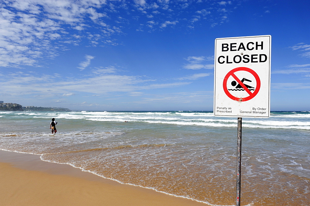 Sign, No swimming, beach closed, Manly Beach, North Sydney, New South Wales, NSW, Pacific Ocean, Australia