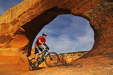 Mountain biker, Wilson Arch, Moab, Utah, USA