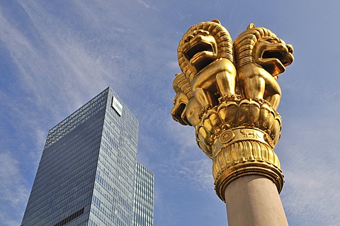 Column with golden lion sculptures, Jing'an Temple, Shanghai, China, Asia