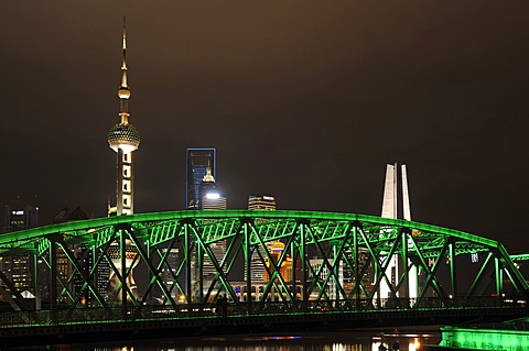 Waibaidu Bridge, Oriental Pearl Tower, skyline on the Bund promenade, Huangpu River, Shanghai, China, Asia