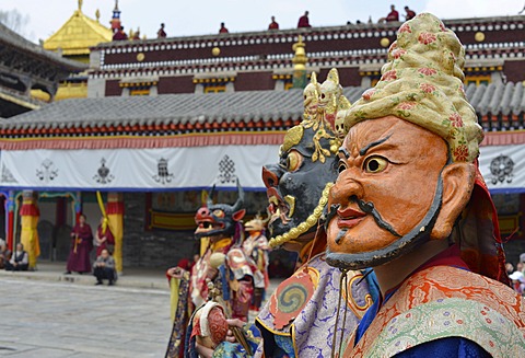 Tibetan Buddhism, religious Cham mask dance at the important Gelugpa monastery of Kumbum, Huangzhong, Xinning, Qinghai province, formerly known as Kokonur, Tibet, China, Asia