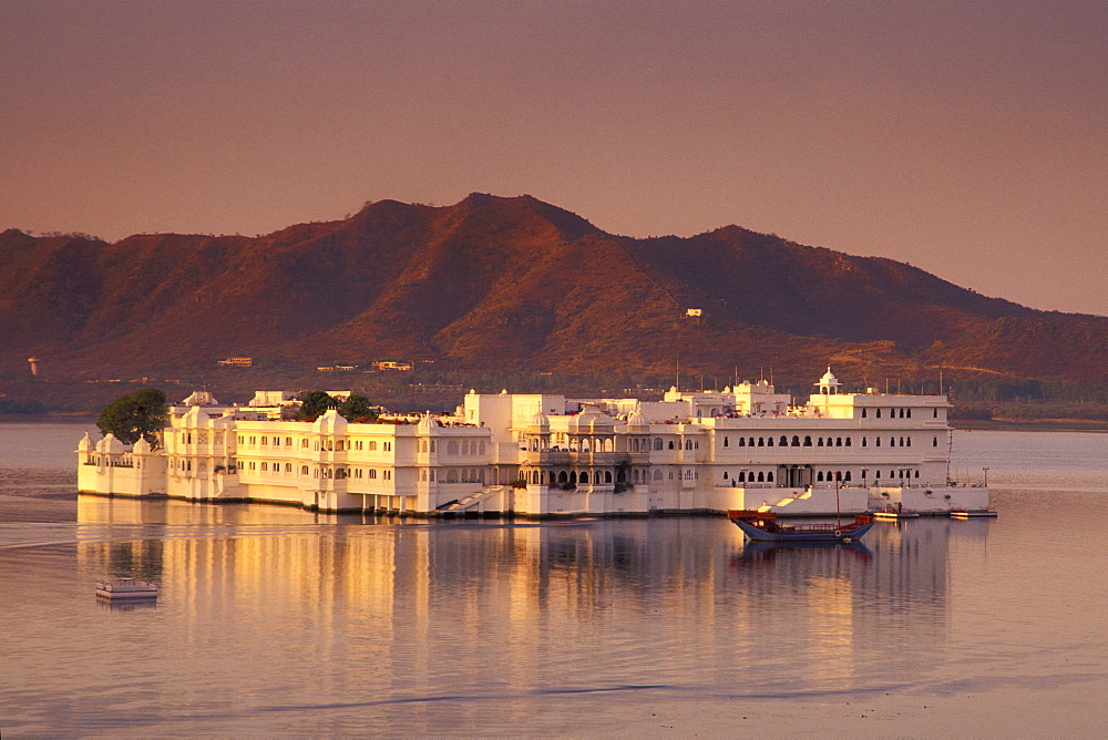 Evening mood, dusk, Taj Lake Palace, Heritage or Palace Hotel, Lake Pichola, Udaipur, Rajasthan, North India, India, Asia