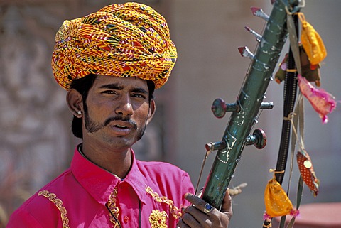 Musician wearing a turban, portrait, Orchha, Madhya Pradesh, India, Asia