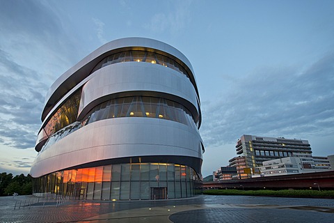 Mercedes-Benz Museum in the evening, modern architecture, Daimler, Daimler AG headquarters in Untertuerkheim, Mercedes-Benz factory, Stuttgart, Baden-Wuerttemberg, Germany, Europe