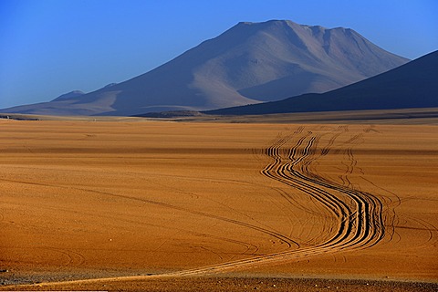 Dirt road with a volcano, Desierto, Uyuni, Bolivia, South America