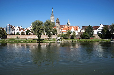 View from Neu-Ulm in Bavaria over the Danube on Ulm with the Minster and the Metzgerturm tower, Swabia, Baden-Wuerttemberg, Germany, Europe, PublicGround