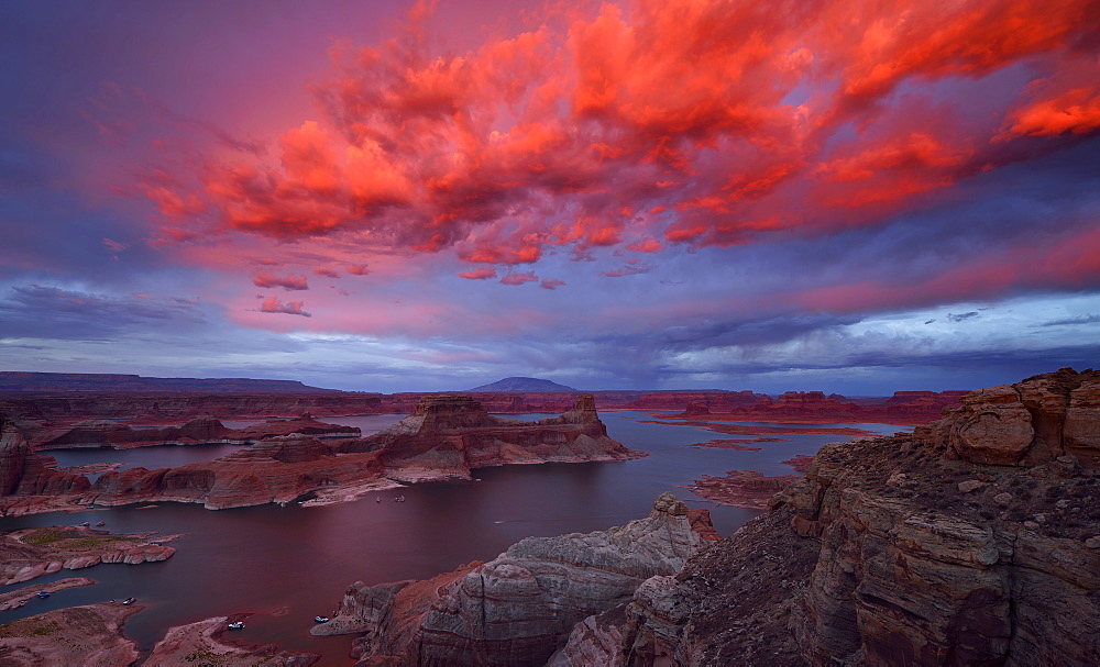 Afterglow, view from Alstrom Point to Lake Powell illuminated by clouds after sunset, Padre Bay with Gunsight Butte and Navajo Mountain, houseboats, Bigwater, Glen Canyon National Recreation Area, Arizona, Southwestern USA, Utah, USA