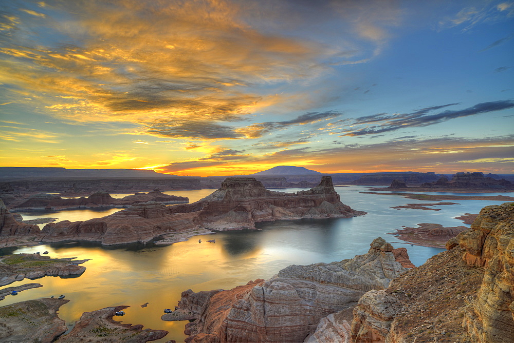 View from Alstrom Point to Lake Powell at sunrise, Padre Bay with Gunsight Butte and Navajo Mountain, houseboats, Bigwater, Glen Canyon National Recreation Area, Arizona, Southwestern USA, Utah, USA