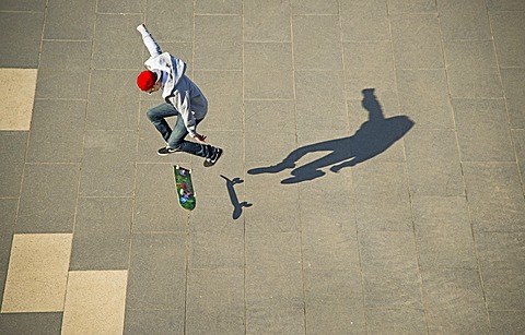 Skater at a skate park, Cologne, Rhineland, North Rhine-Westphalia, Germany, Europe