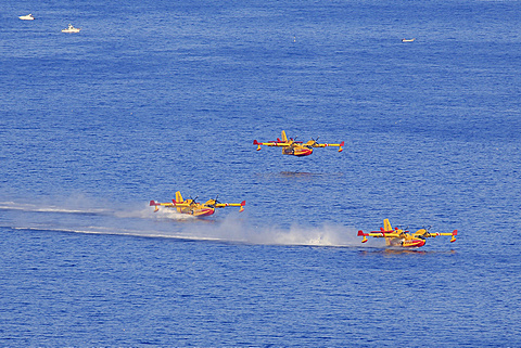 Firefighting aircraft Canadair CL 415, French SÃ©curitÃ© Civile, filling with seawater to extinguish forest fires, Mediterranean Sea, Provence-Alpes-CÃ´te d'Azur, France, Europe