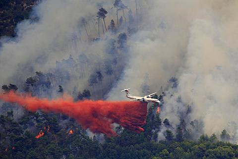 Fire extinction, firefighting aircraft Dash 8 Q400 MR, French SÃ©curitÃ© Civile, dropping extinguishing agent, large-scale forest fire in Castellar, Maritime Alps, Provence-Alpes-CÃ´te d'Azur, France, Europe