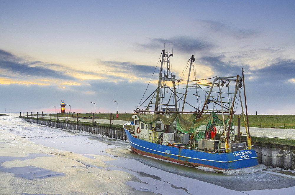 Boats in the harbour, ice on the water, Kleiner Preusse lighthouse behind, Wadden Sea, Wremen, Lower Saxony, Germany, Europe