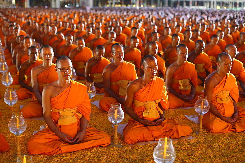 Monks sitting in a row meditating, Wat Phra Dhammakaya Temple, Khlong Luang District, Pathum Thani, Bangkok, Thailand, Asia