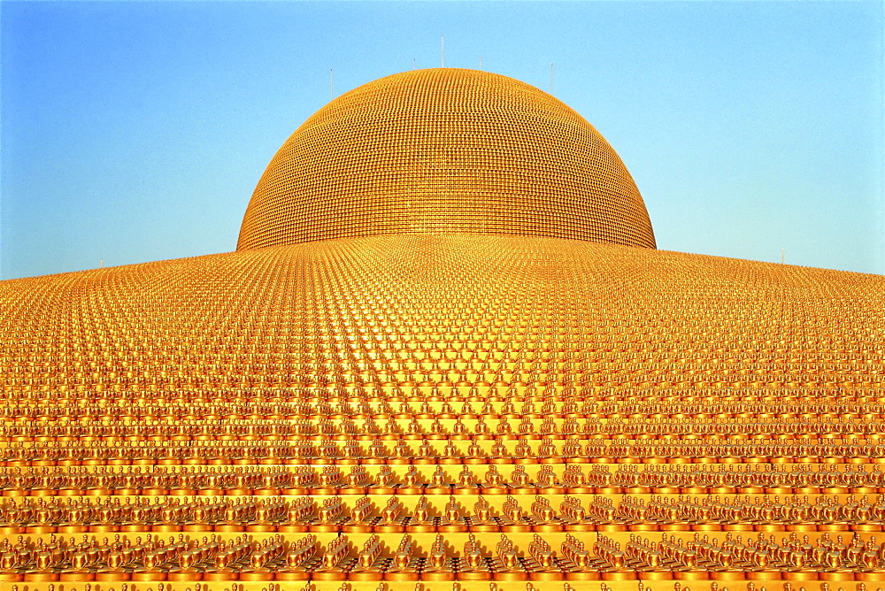 Buddhist temple Wat Phra Dhammakaya with golden Dhammakaya Buddha statues on the Chedi, Mahadhammakaya Cetiya, Khlong Luang District, Pathum Thani, Bangkok, Thailand, Asia