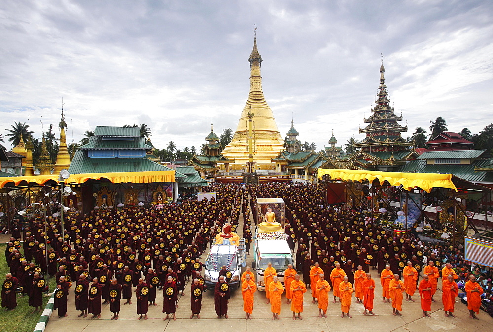 Buddhist monks at the Shwe Taung Pagoda, Bigboon Pilgrims' procession, Dhammakaya Foundation, Dawei, Tanintharyi Region, Myanmar, Asia