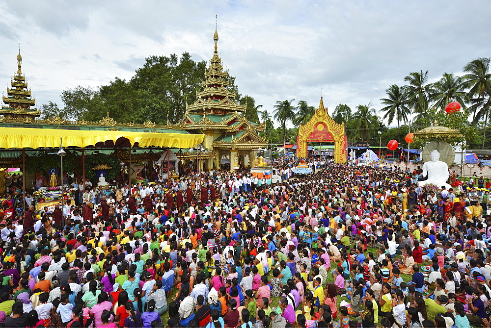 Pilgrims' procession to the Shwe Taung Zar Pagoda, day of meditation, Dhammakaya Foundation, Buddhist monks, Dawei, Tanintharyi Region, Myanmar, Asia