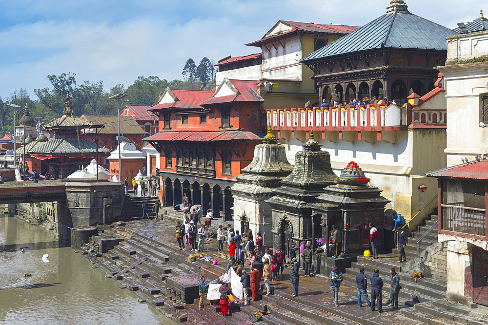 Cremation ghat along the Bagmati river, Pashupatinath Temple complex, Kathmandu, Nepal, Asia