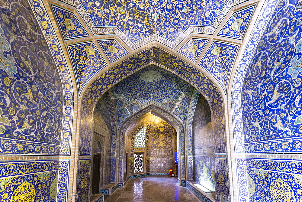 Inside Masjed-e Sheikh Lotfollah or Sheikh Lotfollah Mosque, Naqsh-e Jahan or Imam Square, Esfahan, Iran, Asia