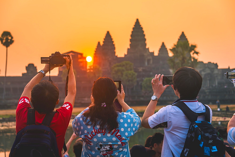 Tourists take pictures Angkor Wat, Sunrise, Angkor Wat, Angkor Archaeological Park, Province Siem Reap, Cambodia, Asia