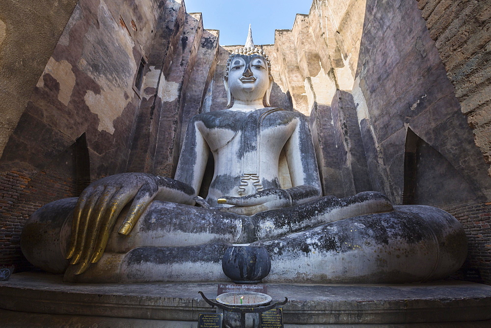 Giant Buddha statue, Wat Si Chum, Sukhothai historical park, Sukhothai, Thailand, Asia