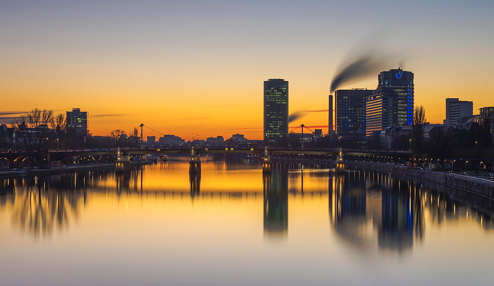 Westhafen Tower, Union Investment Skyscraper, Untermainbrücke, sunset, Frankfurt, Hesse, Germany, Europe