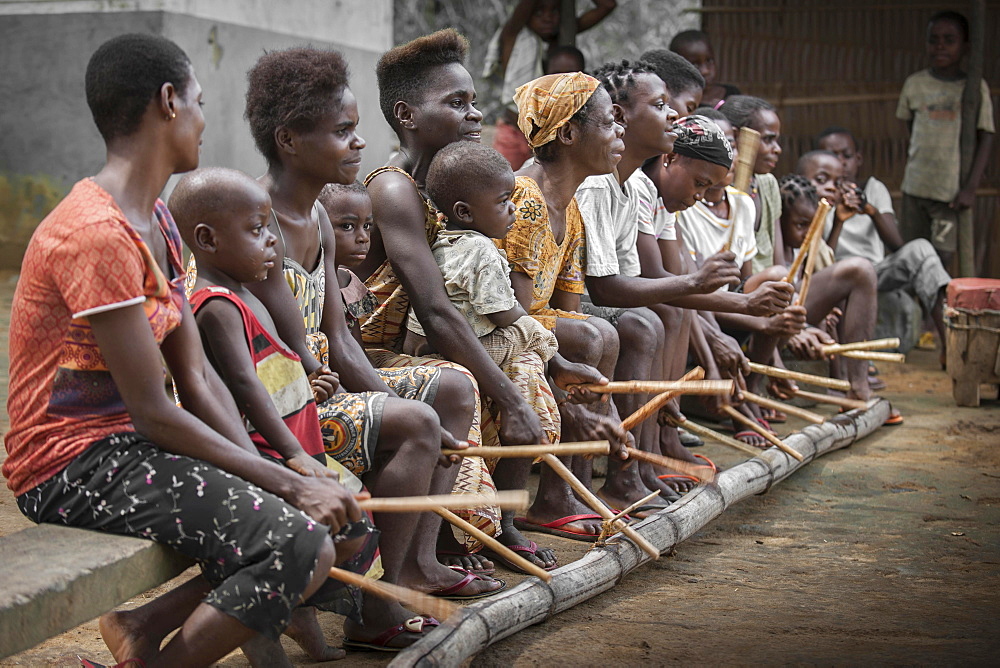 Pygmies, people of Baaka, or Baka, or Ba'aka, Music Performance and Dance, Grand Batanga, Southern Region, Cameroon, Africa