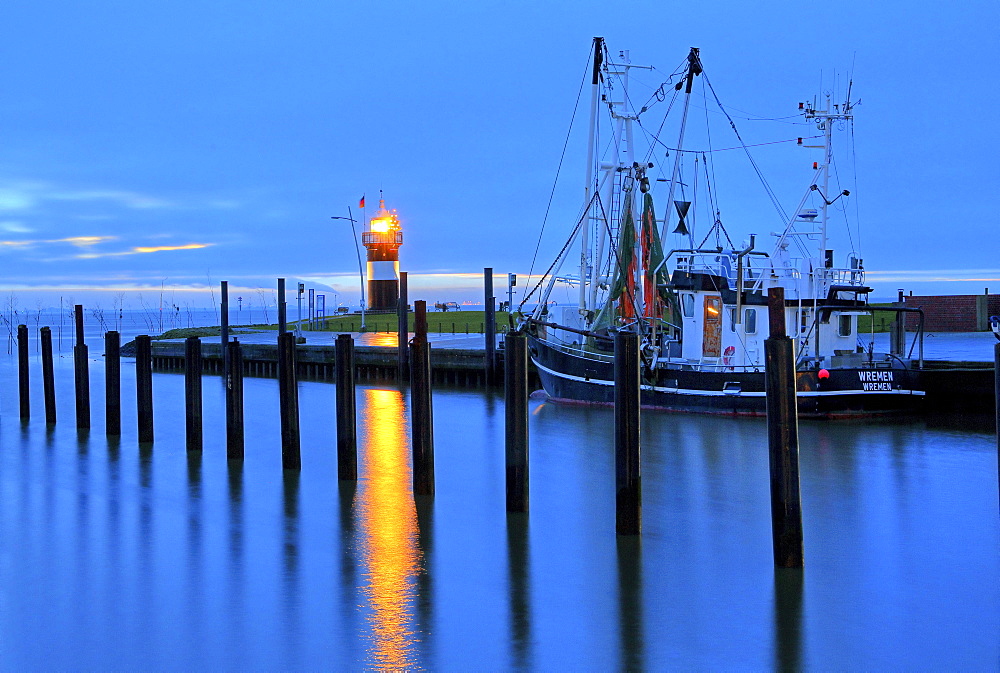 Shrimp Cutter Harbour and Lighthouse Kleiner Preusse with Christmas Tree, Wremen, Land Wursten, Weser estuary, North Sea coast, Lower Saxony, Germany, Europe