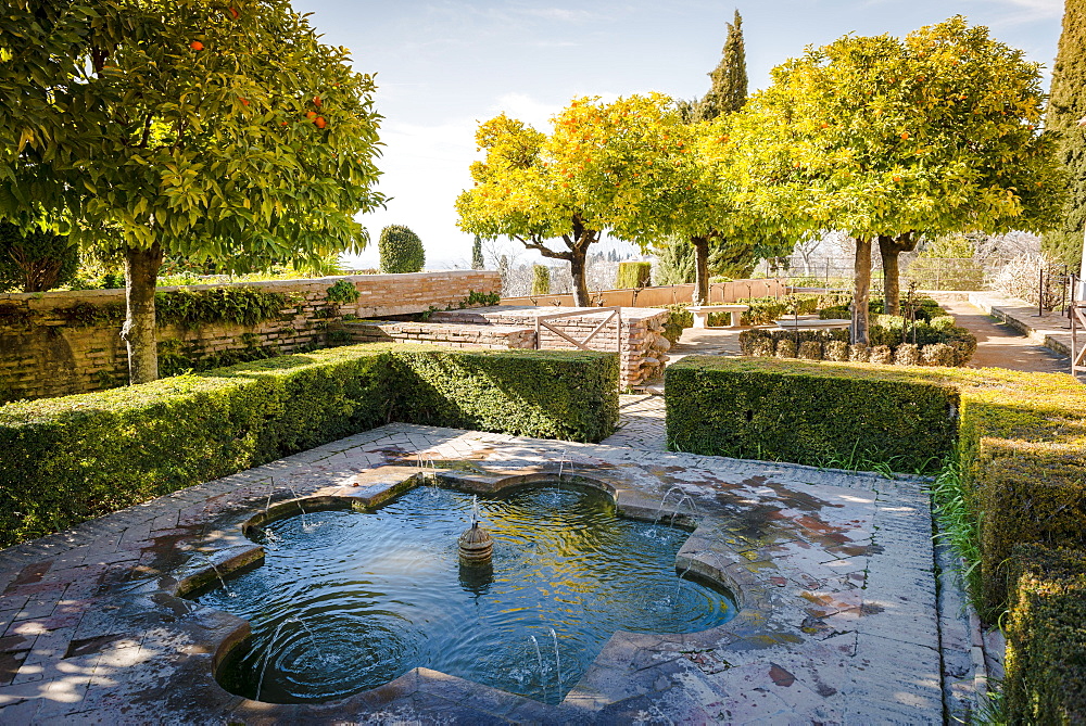 Garden with fountain, Summer Palace Generalife, Palacio de Generalife, Granada, Andalusia, Spain, Europe